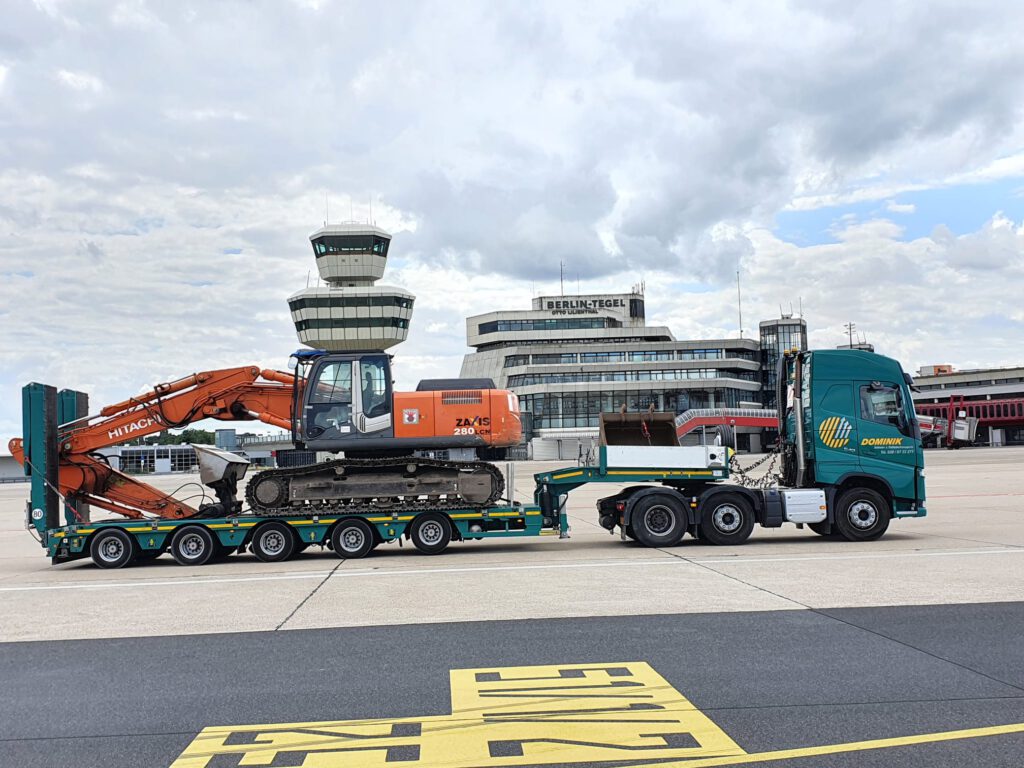 Tieflader transportiert am Flughafen Tegel Berlin