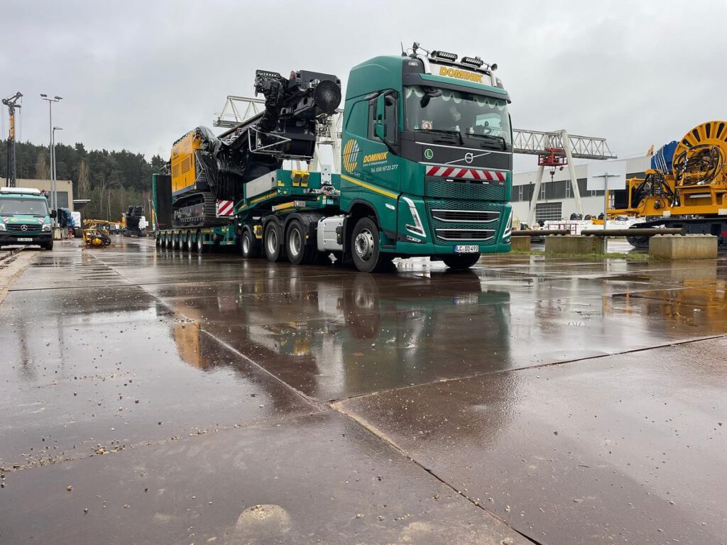 Instagram post from dominikschwertransporte. This post is in position 1.